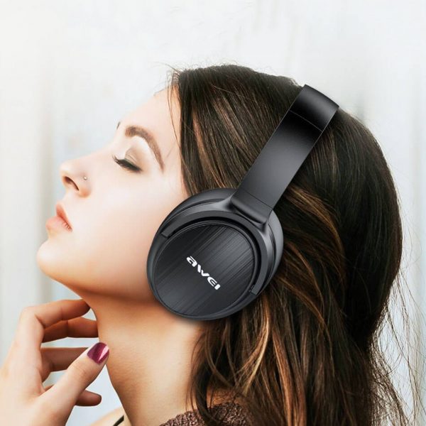 هدفون آوی A780BL روی سر
