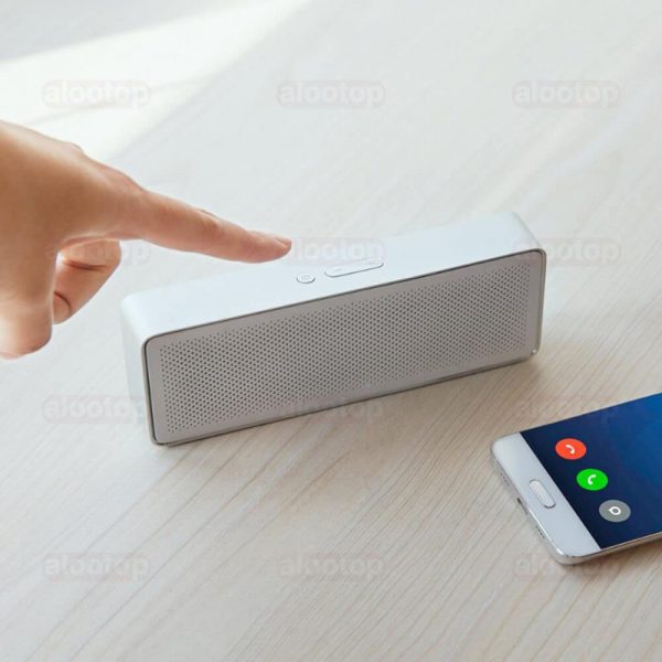 اسپیکر بلوتوثی شیائومی مدل XMYX03YM روی میز