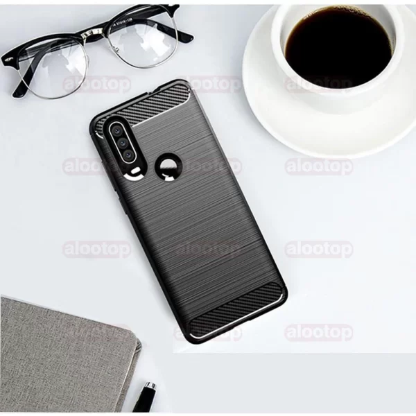 قاب گوشی Motorola One Action روی میز